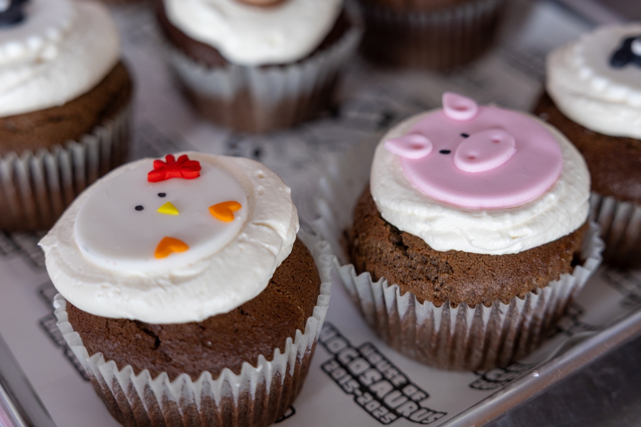 Cupcakes decorated with pig and chicken faces